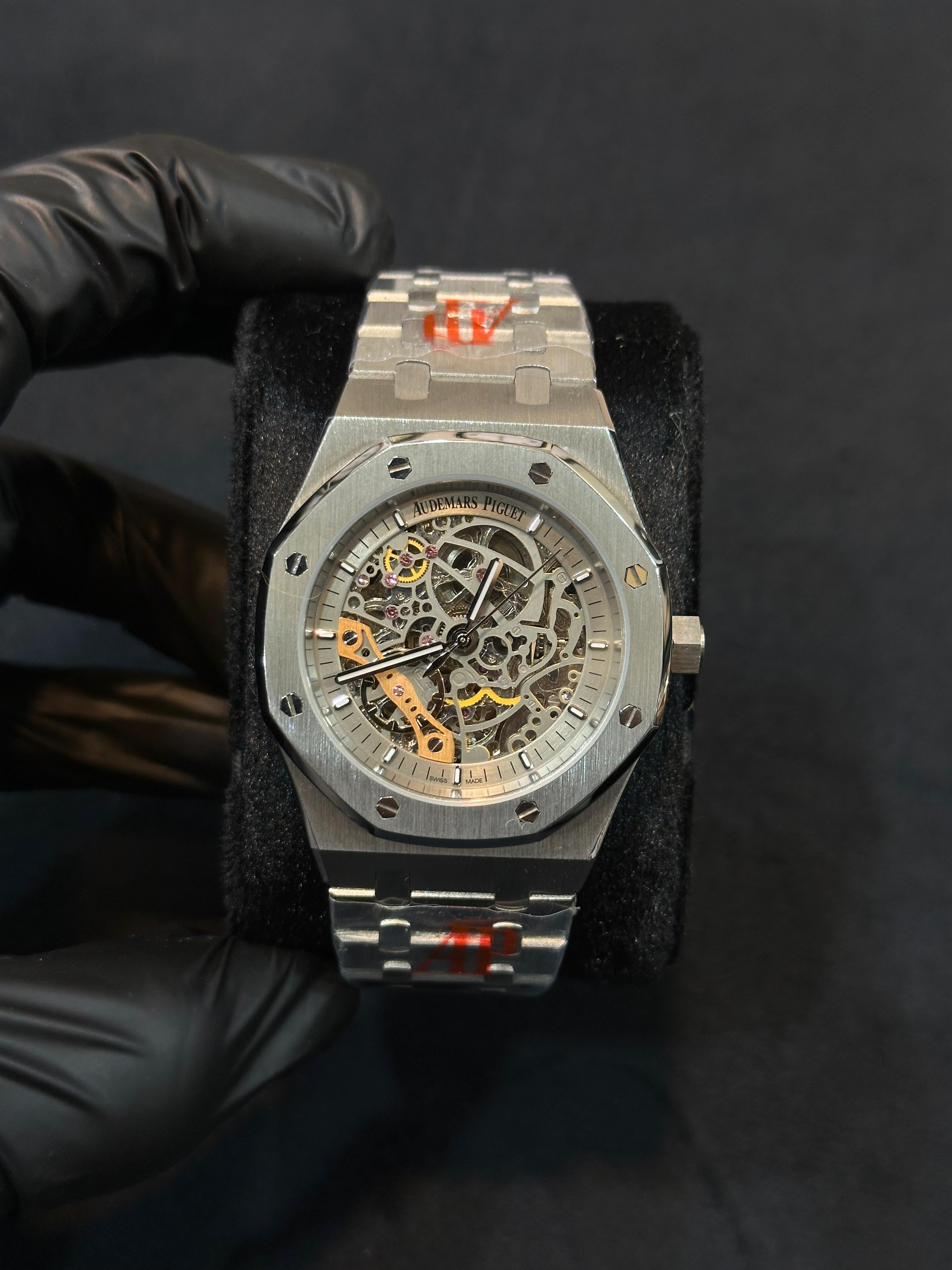AP SKELTON 
AUTOMATIC 
STEEL CASE AND CHAIN