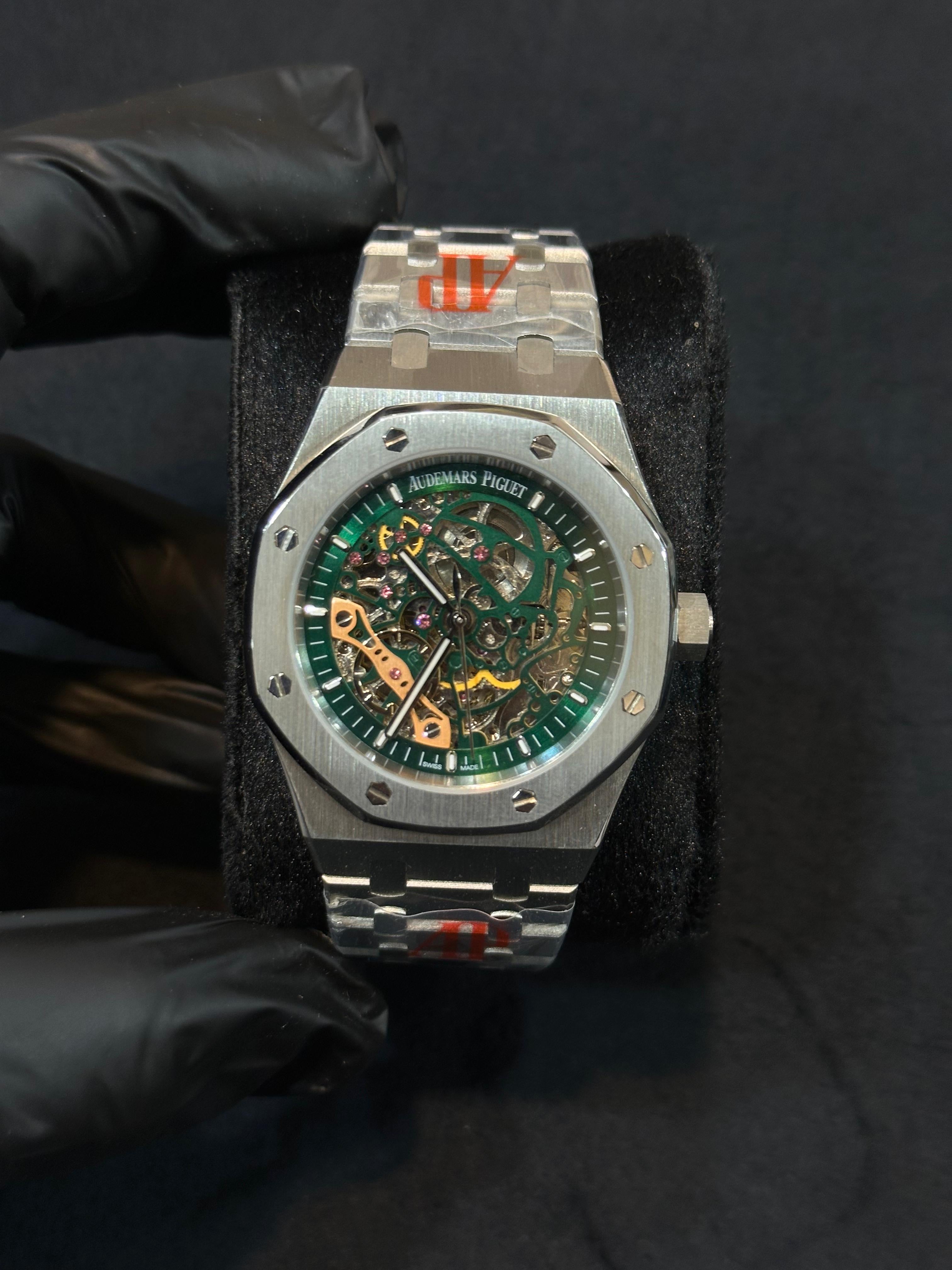 AP SKELTON 
AUTOMATIC 
STEEL CASE AND CHAIN