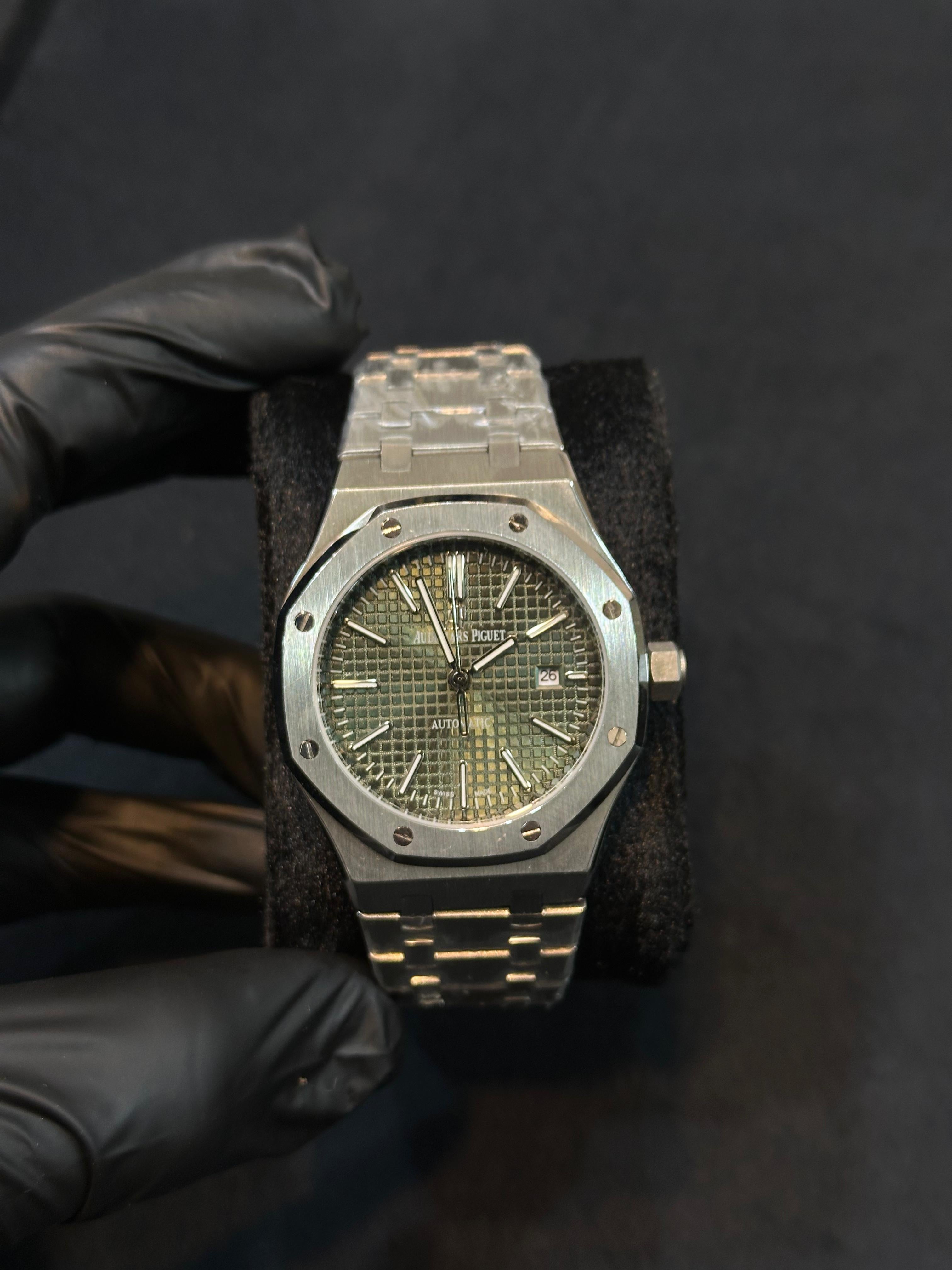 AP automatic 
Steel case and chain