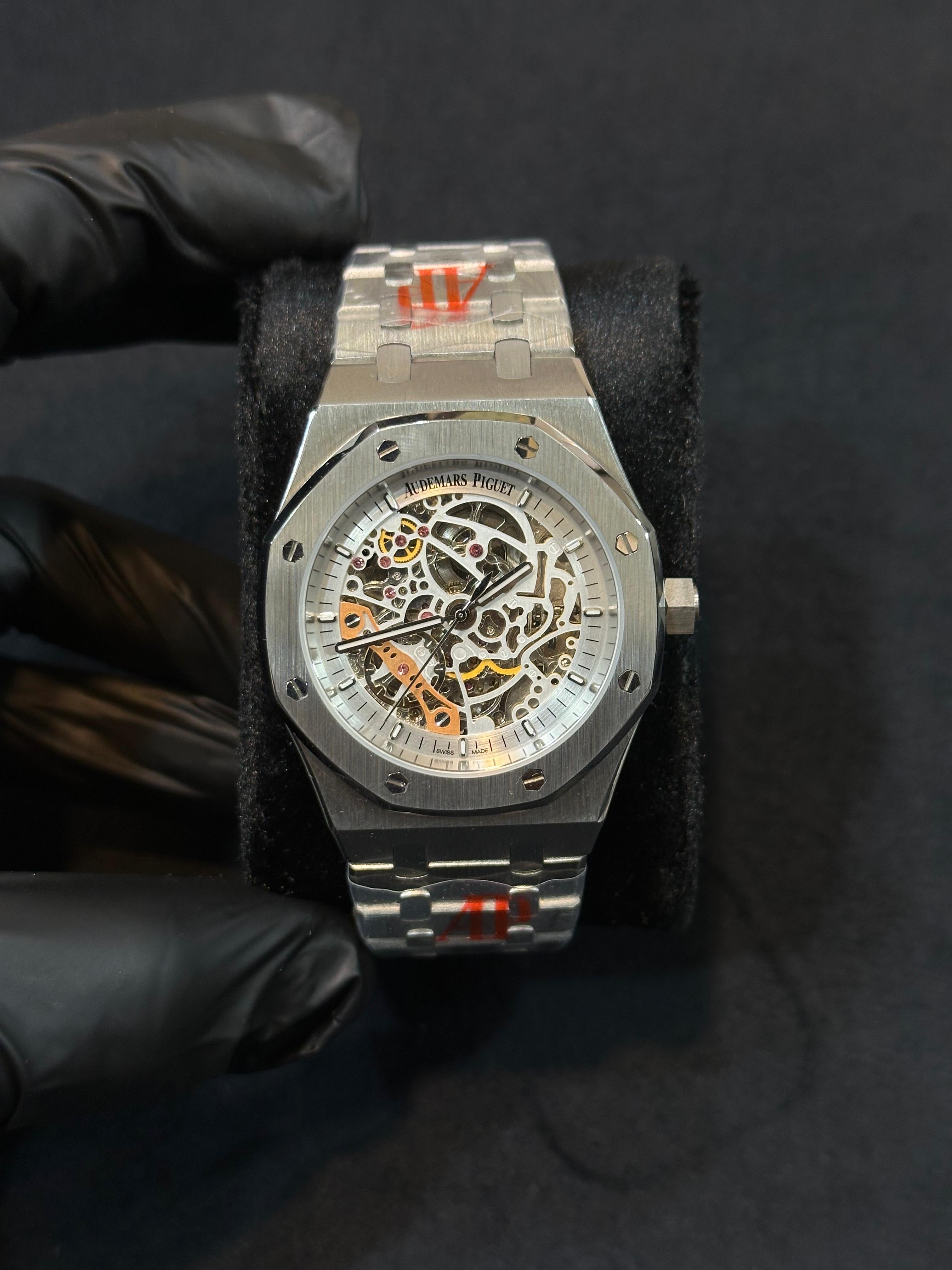 AP SKELTON 
AUTOMATIC 
STEEL CASE AND CHAIN